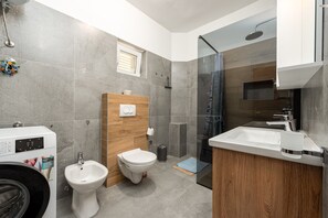 Een douche, handdoeken