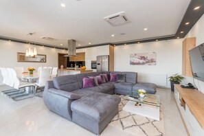 Villa, 4 Schlafzimmer, barrierefrei, Raucher | Wohnzimmer | Kamin