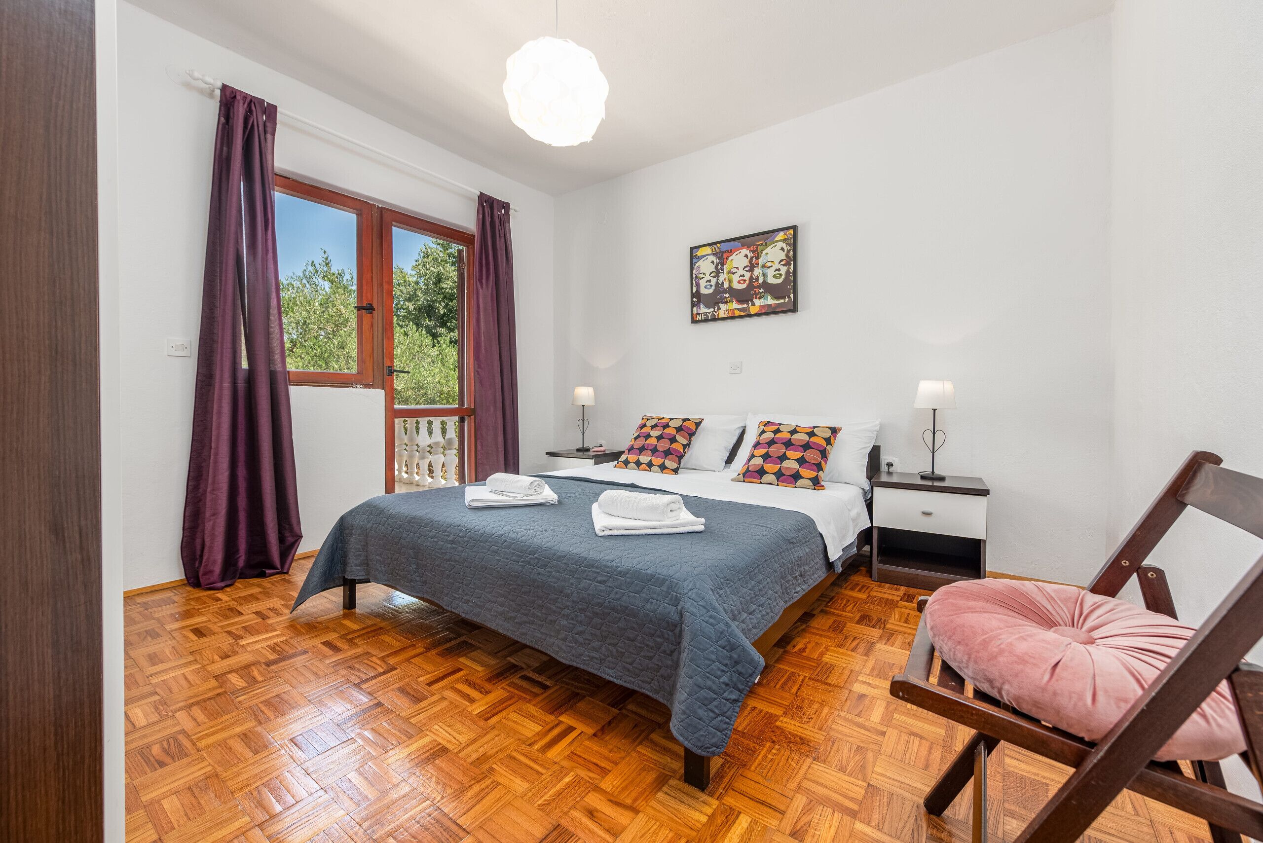 4 bedrooms, bed sheets