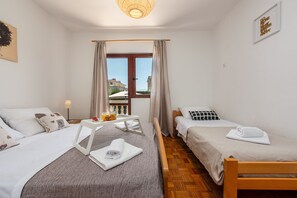 4 bedrooms, bed sheets