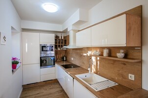 Villa, 4 habitaciones, piscina privada, vistas al mar | Cocina privada | Microondas, lavavajillas y utensilios de cocina