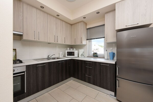 Microondas, lavavajillas, cafetera/tetera, silla alta para bebés