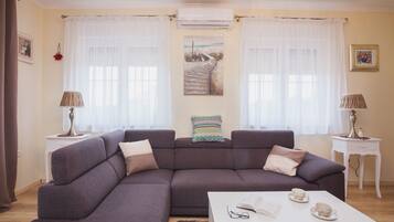 Villa, 3 Bedrooms, Private Pool, Mountain View | Living room | Fireplace