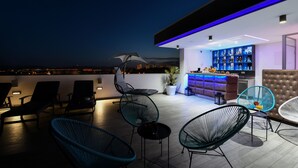 A rooftop bar with lounge chairs and a bar area. - Villa Lavie (Zadar)