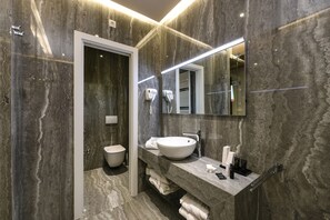 Villa, 6 habitaciones, alberca privada, vista al mar | Baño | Regadera y toallas 