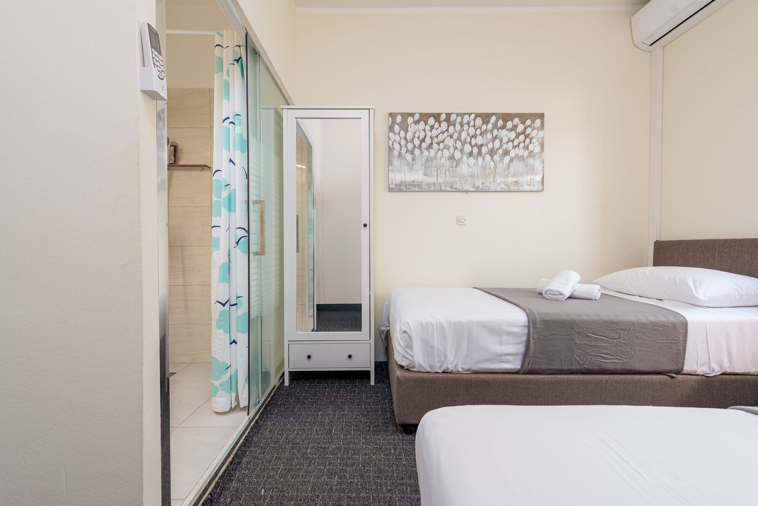 4 عدّة غرف نوم وملاءات أسرّة