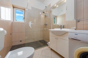 Shower, towels - Villa Dandelion (Benkovac)