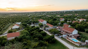 A residential area with houses, a swimming pool, and a clear sky. - Villa Dandelion (Benkovac)