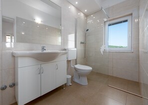 Shower, towels - Villa Dandelion (Benkovac)