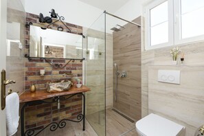 Villa, 3 Schlafzimmer, Raucher, eigener Pool | Badezimmer | Dusche, Handtücher