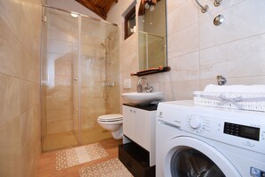 Villa, 2 chambres, piscine privée, vue piscine | Salle de bain | Douche, serviettes fournies