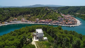 A coastal town with a marina, surrounded by hills and dense greenery. - Villa Mirta (Novigrad)