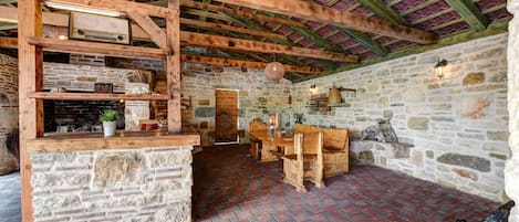 Biệt thự, 4 phòng ngủ, hồ bơi riêng, quang cảnh hồ bơi | Phòng khách | TV, lò sưởi