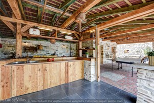 Villa, 4 habitaciones, piscina privada, vistas a la piscina | Cocina privada | Frigorífico, microondas, horno y lavavajillas