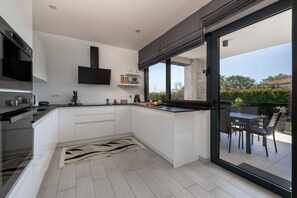 Microwave, dishwasher, coffee/tea maker, cookware/dishes/utensils - Villa XO (Rovinj)