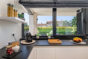 Microwave, dishwasher, coffee/tea maker, cookware/dishes/utensils - Villa XO (Rovinj)