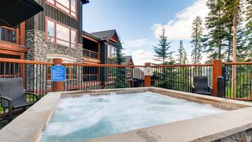 Tina de hidromasaje al aire libre