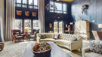 Televisión, chimenea, reproductor de DVD y tenis de mesa