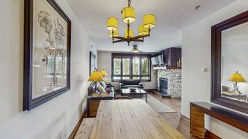 Televisión, chimenea, reproductor de DVD y tenis de mesa