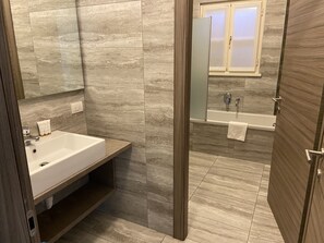 Dusche, Haartrockner, Bidet, Seife