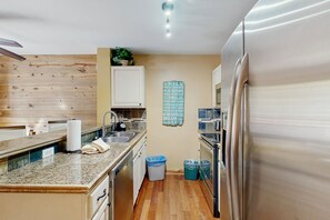 ثلاجة، ميكروويف، فرن، موقد طهي مسطح