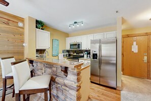 ثلاجة، ميكروويف، فرن، موقد طهي مسطح