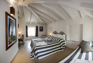 Camera doppia, vista lago | Una scrivania, ferro/asse da stiro, Wi-Fi gratuito, lenzuola