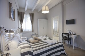 Camera Standard con letto matrimoniale o 2 letti singoli | Una scrivania, ferro/asse da stiro, Wi-Fi gratuito, lenzuola