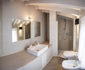 Tweepersoonskamer, uitzicht op meer | Badkamer | Een douche, een haardroger, een bidet, handdoeken