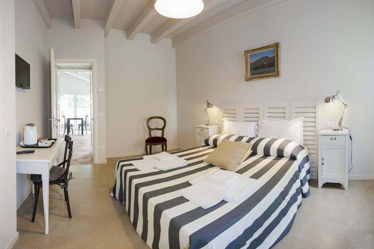 Chambre Standard Double ou avec lits jumeaux | Bureau, fer et planche à repasser, Wi-Fi gratuit, draps fournis