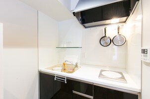 Frigorifero, microonde, piano cottura, pentole/stoviglie/utensili