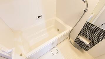 Deep soaking bathtub