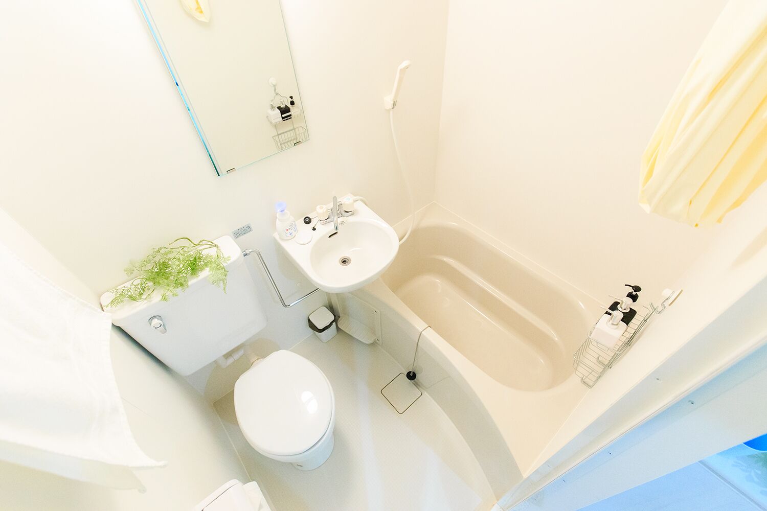 Combined shower/tub, deep soaking tub, free toiletries, hair dryer