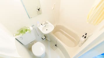 Bañera con ducha, bañera profunda, artículos de tocador gratuitos