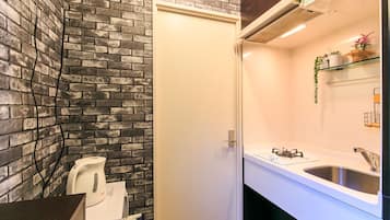 Room, 1 Bedroom (202) | Private kitchenette | Fridge, microwave, stovetop, cookware/dishes/utensils