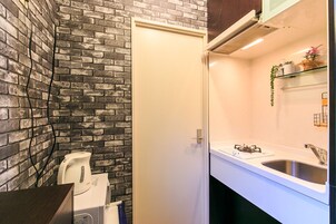 Refrigerador, microondas, placa de cocina, utensilios de cocina