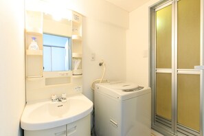 Habitación, 2 habitaciones (1002) | Baño | Ducha y bañera combinadas, secador de pelo y toallas