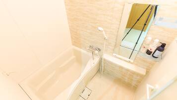 Kombinasi shower/bathtub, pengering rambut, dan handuk