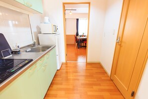 Fridge, microwave, stovetop, electric kettle - Dai 15 prosper Apartment (Nagoya)