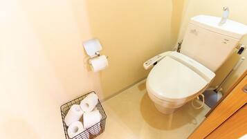 Kombinasi shower/bathtub, pengering rambut, dan handuk