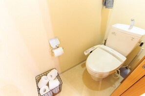 Combined shower/bathtub, hair dryer, towels - Dai 15 prosper Apartment (Nagoya)