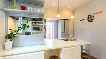 Room, 3 Bedrooms (2A) | Private kitchen | Fridge, microwave, stovetop, electric kettle