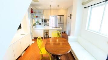 Room, 3 Bedrooms (2A) | In-room dining