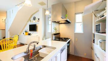 Room, 3 Bedrooms (2A) | Private kitchen | Fridge, microwave, stovetop, electric kettle