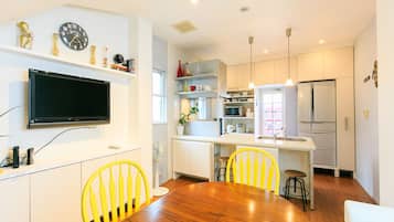 Room, 3 Bedrooms (2A) | Living area