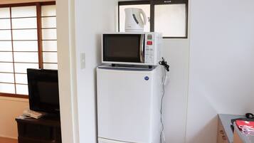Room | Private kitchenette | Fridge, microwave, stovetop, cookware/dishes/utensils