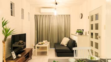Habitación | Tabla de planchar con plancha y ropa de cama
