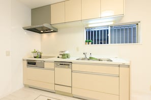 Rom | Eget kjøkken | Kjøleskap, mikrobølgeovn, kokeplater og kjøkkenutstyr