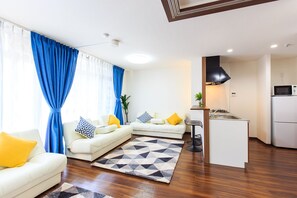 Tabla de planchar con plancha, wifi gratis y ropa de cama 