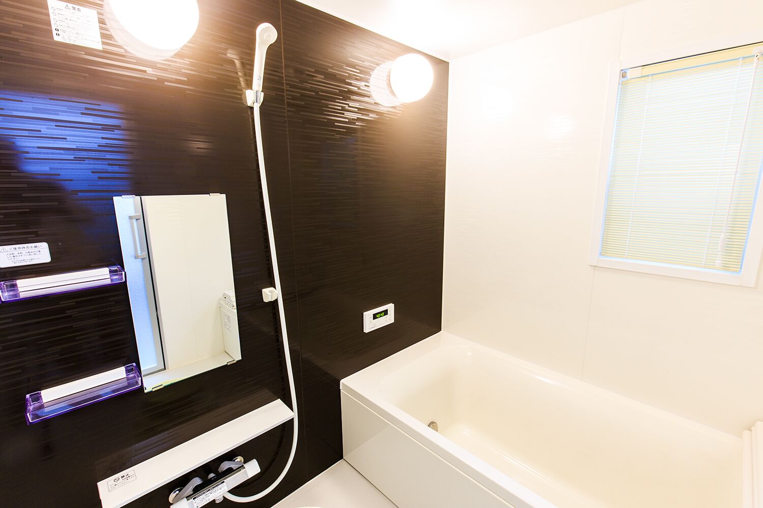 Room | Bathroom | Combined shower/bathtub, towels, shampoo